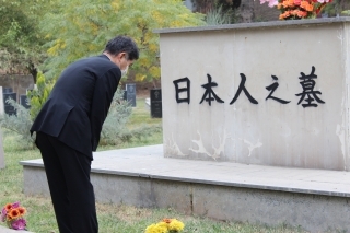大使墓前に一礼